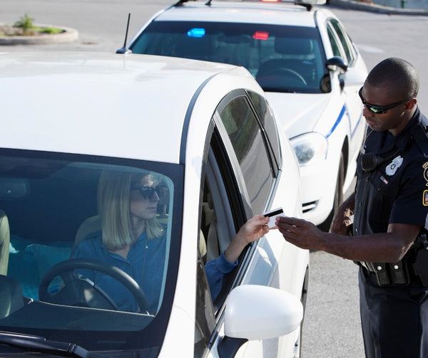 Recevoir un constat d’infraction en main propre